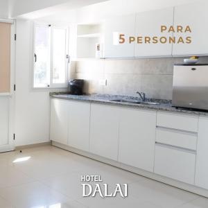 A cozinha ou cozinha compacta de Hotel Dalai