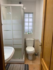 アリカンテにあるApartamento Benjamin Rodriguezのトイレと洗面台付きのバスルーム +18枚の写真