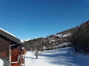 a snow covered hill with a ski slope in the distance at Valloire Studio Marmotte : Nid douillet centre de valloire, été / hiver 4p in Valloire