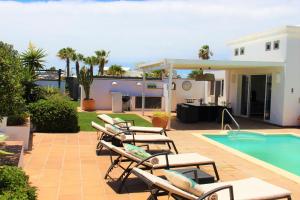 Bazén v ubytování Villa Soraya Faro Park nebo v jeho okolí