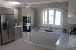 Kuchyň nebo kuchyňský kout v ubytování Villa Soraya Faro Park