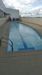 een zwembad op het dak van een gebouw bij comfort hotel 413 anfitriã in Taguatinga