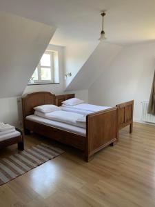 een slaapkamer met 2 bedden en een raam bij Osada Rydzewo in Rydzewo