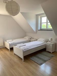 Un pat sau paturi într-o cameră la Osada Rydzewo