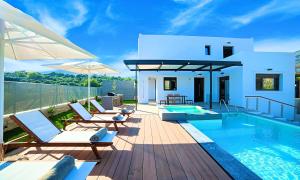 Kolam renang di atau dekat dengan Perla Villas with Heated Pool