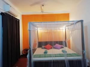 Postel nebo postele na pokoji v ubytování Jungle guest ,Mirissa