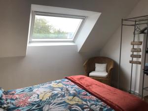 a bedroom with a bed and a window at Pause détente assurée in Caudan