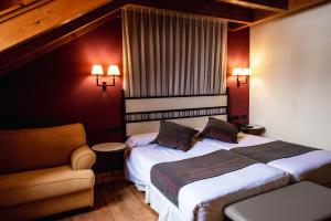 A bed or beds in a room at Hotel Valle De Izas