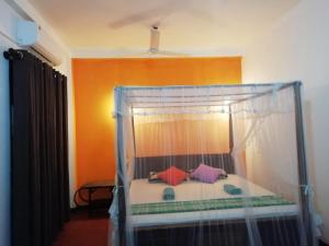 Postel nebo postele na pokoji v ubytování Jungle guest ,Mirissa