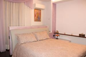 a bedroom with a bed with a white bedspread at Appartamento B&B Orizzonti in Porto SantʼElpidio
