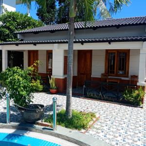 ein Haus mit Pool davor in der Unterkunft Nhat Huy Bungalow Phu Quoc in Phu Quoc