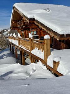 Cabaña de madera con nieve en el techo en Chalet Sempre Més, en Font-Romeu-Odeillo-Via
