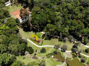 eine Aussicht über einen Park mit Bäumen und einem Pfad in der Unterkunft Casa Marambaia Hotel in Petrópolis