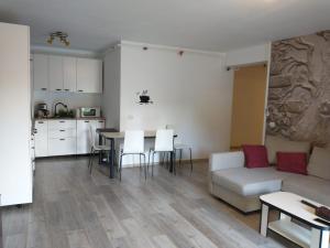 - un salon avec un canapé et une table dans l'établissement Apartament in complex rezidential cu parcare., à Timişoara