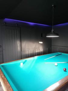 uma sala de snooker com uma mesa de bilhar em Cocottes & Colibri em Châtellerault