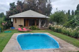 - une petite piscine dans la cour d'une maison dans l'établissement Cabaña del Rio, à Peralillo