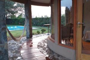 un patio con una hamaca y una piscina en Cabaña del Rio, en Peralillo