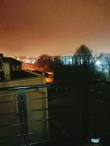 widok na miasto w nocy z budynkiem w obiekcie Apartman Zvezdica w mieście Vrnjačka Banja