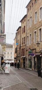 una strada vuota in una città con edifici di 2 chambres 88m2 Extra centre historique Cahors vaste appartement convivial et cosy a Cahors