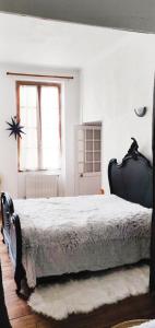 sypialnia z dużym łóżkiem przed oknem w obiekcie 2 chambres 88m2 Extra centre historique Cahors vaste appartement convivial et cosy w mieście Cahors