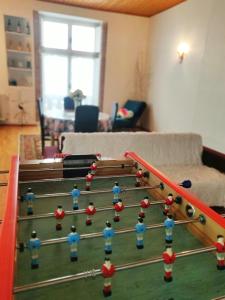 un soggiorno con tavolo e un gruppo di soldatini giocattolo di 2 chambres 88m2 Extra centre historique Cahors vaste appartement convivial et cosy a Cahors