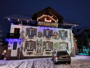 una casa con un mural de Navidad en su lado en Rezydenz, en Szklarska Poręba