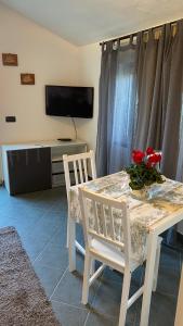 tavolo da pranzo con 2 sedie e televisore di Casa Portofino a Camogli