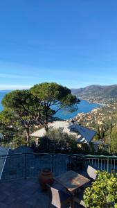 - une table et des chaises sur une terrasse avec vue sur l'océan dans l'établissement Casa Portofino, à Camogli