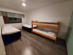 
Łóżko lub łóżka piętrowe w pokoju w obiekcie Ristijärven Pirtti Cottage Village
