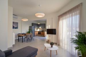 salon z kanapą i stołem w obiekcie Elia Residences w Chanii