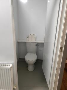 a small bathroom with a toilet in a room at City Center Hostel in Kilkenny