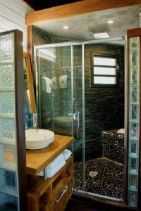 Et badeværelse på Le Domaine du Rocher Noir