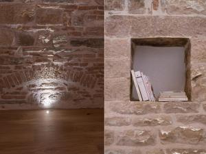 due immagini di un muro di mattoni con mensola con libri di Residenza Donna Iohanna a Gubbio