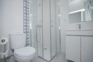 un bagno bianco con wc e doccia di ArouceHostel a Lousã Altre 37 foto