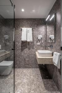 ห้องน้ำของ Spa & Pool - Studio Apartments 365