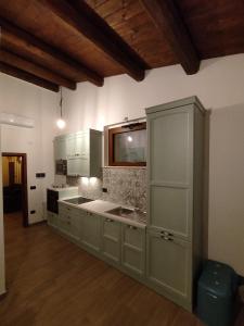 a kitchen with green cabinets and a counter top at Casa Laura in Corfinio