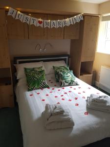 a bedroom with a bed with hearts on it at Igguldene Retreat with Jacuzzi in Deal