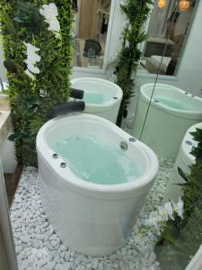 a bath tub in a bathroom with two toilets at Flat Amarilis Apartamento 103 in Riviera de São Lourenço