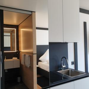 Kuchyň nebo kuchyňský kout v ubytování GAG Hotel by WMM Hotels
