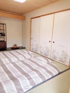 Young House客房内的一张或多张床位