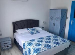 Postel nebo postele na pokoji v ubytování Eleni (L&E) Pansiyon