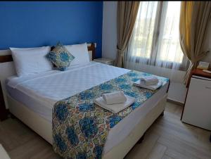 Postel nebo postele na pokoji v ubytování Eleni (L&E) Pansiyon