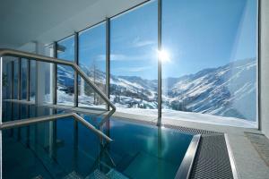 einen Pool mit Bergblick in der Unterkunft Alpenhotel Laurin in Hochgurgl