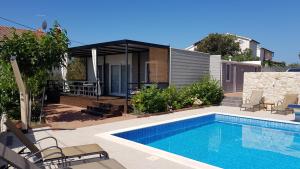 Bazén v ubytovaní Mobile homes Suha Punta alebo v jeho blízkosti