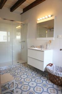 A bathroom at Casa Las Cabañas de Castilla VUT Még 27 kép