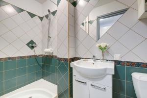 ワルシャワにあるNoctis Apartment Bagnoのバスルーム(洗面台、トイレ付)
