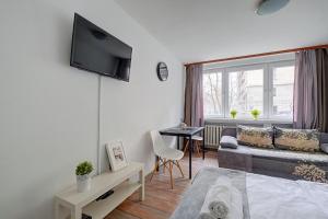 una sala de estar con una cama y un sofá en Noctis Apartment Bagno, en Varsovia