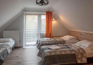 Postel nebo postele na pokoji v ubytování Villa Dom Julii + 47 fotografií