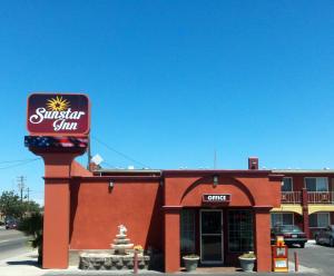 洛斯巴諾斯的住宿－太陽之星旅館，一间快餐店,上面有标志