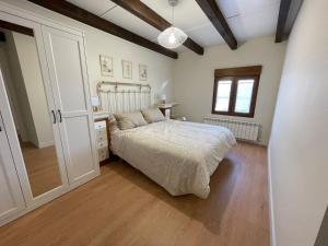 Ένα ή περισσότερα κρεβάτια σε δωμάτιο στο Casa Rural Las Cabañas de Castilla